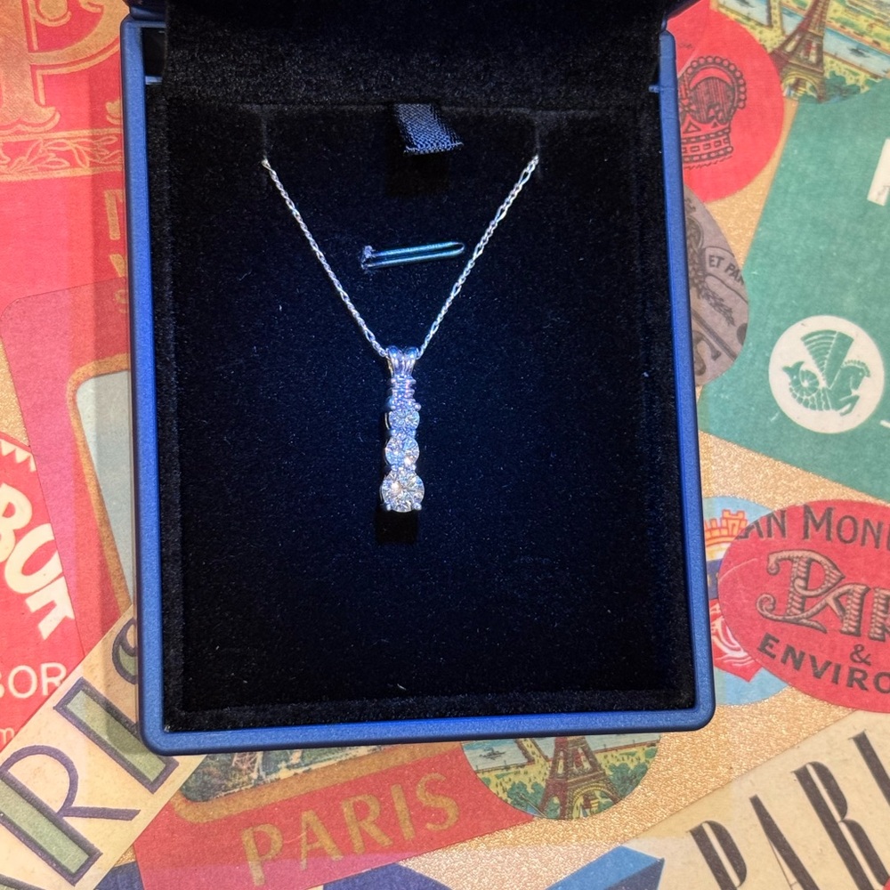 Elegant White Gold and 1ctw of Natural Diamond Pendant Necklace - Picture 9 of 10